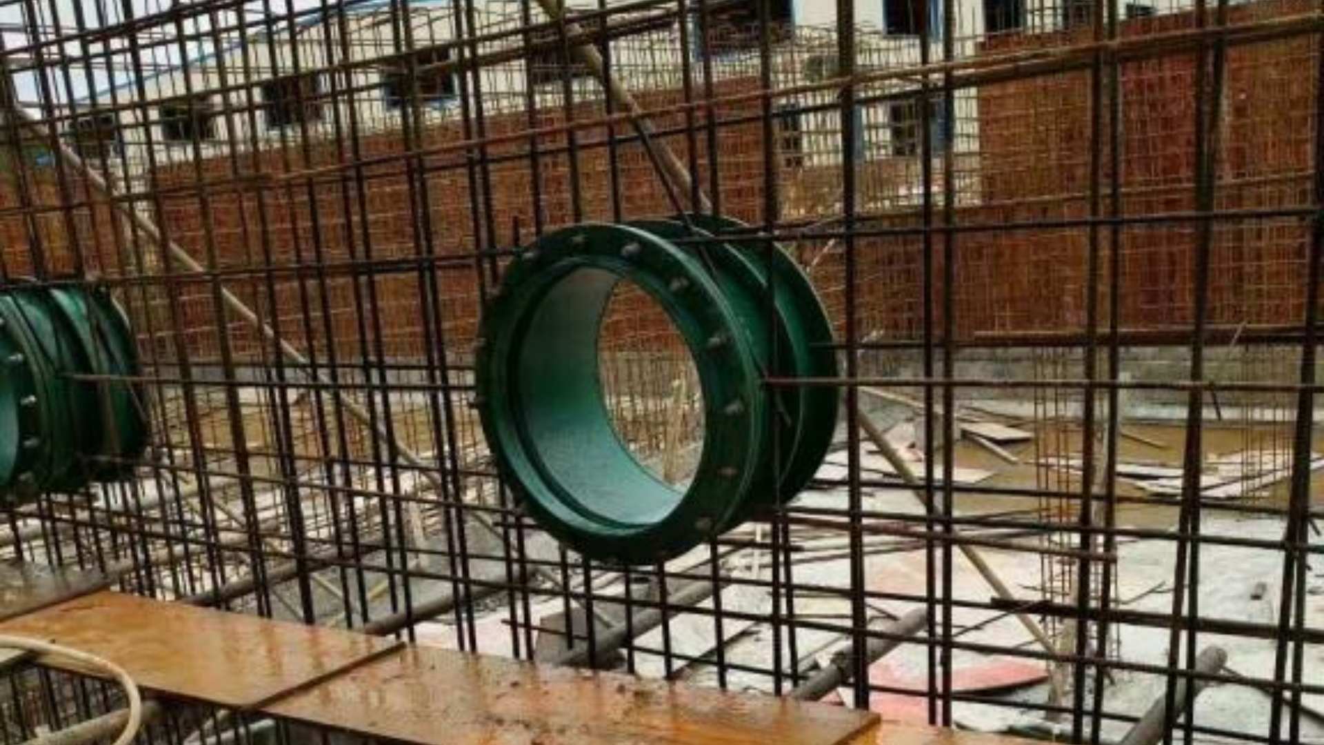 奥凡环保科技柔性防水套管产品预埋安装现场图片