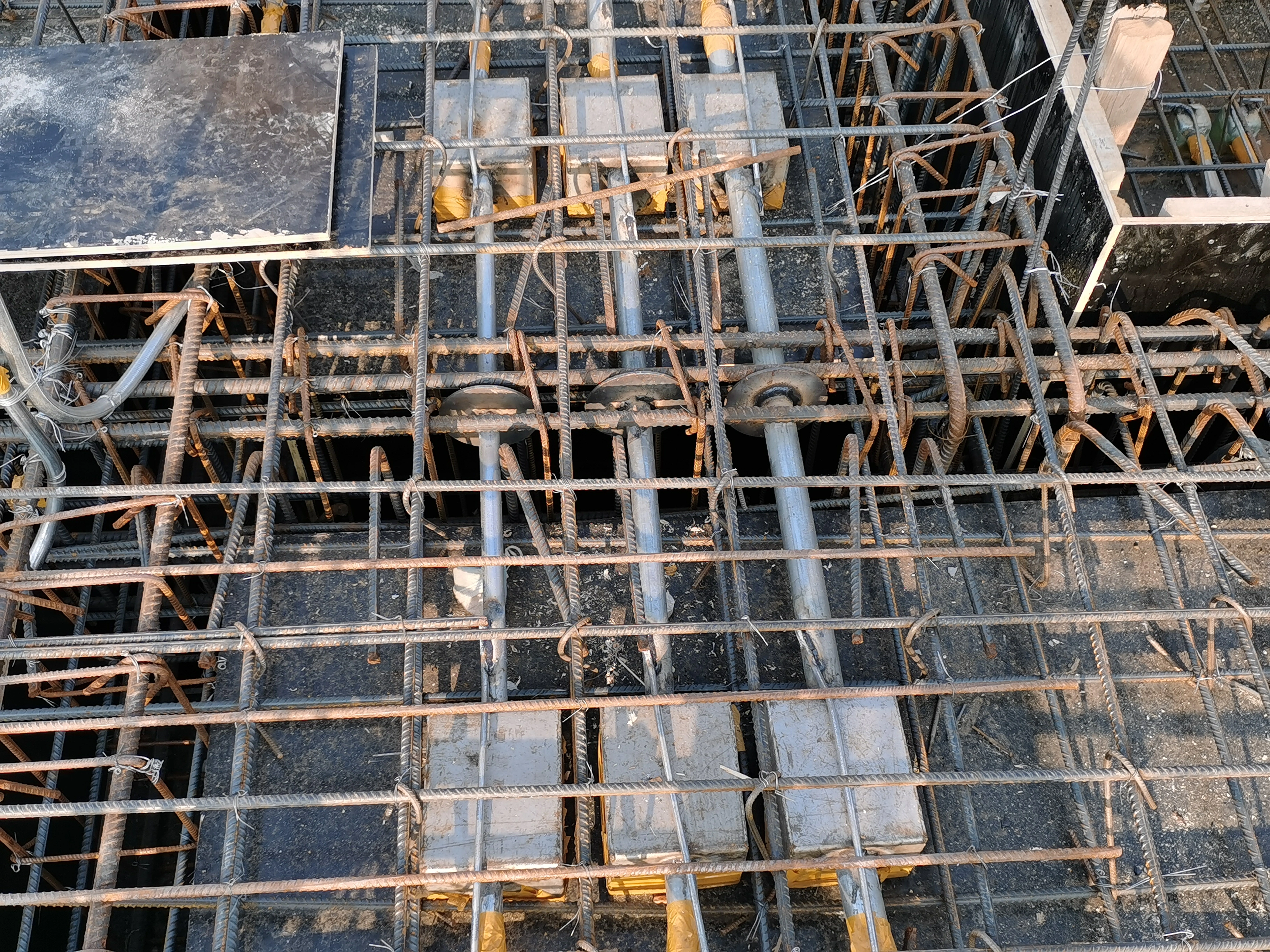 人防区顶板防护密闭和预埋安装现场图片