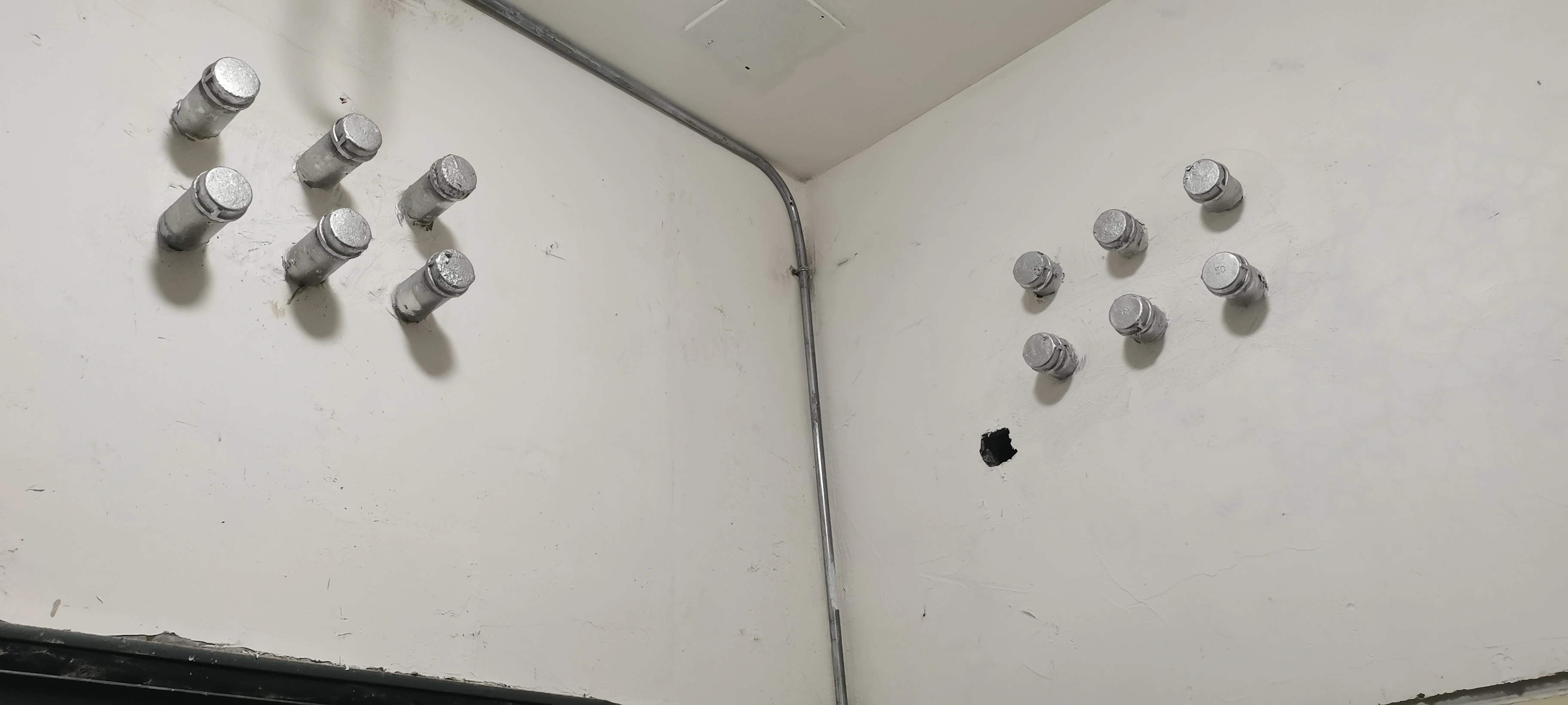 人员出入口和连通口的防护密闭门门框墙上预埋4～6根备用管现场图片